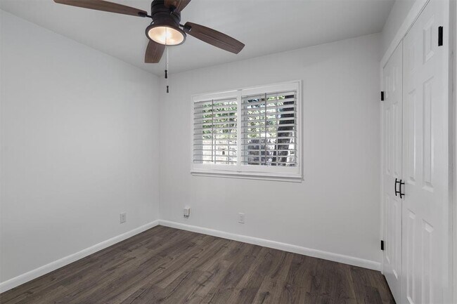 Building Photo - 1800 Romford Dr