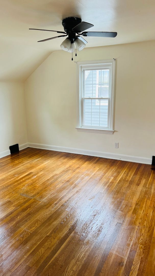 Building Photo - Large 3 bedroom Single Family Home