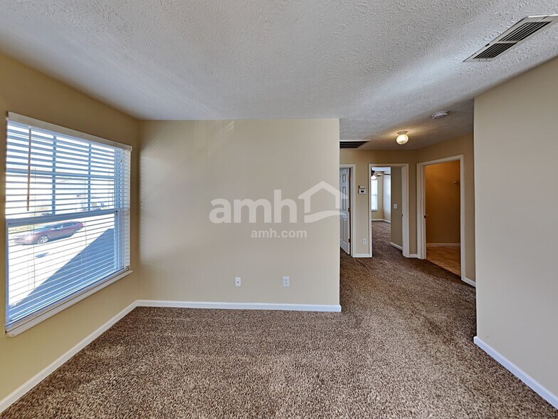 Building Photo - 4529 Hawthorn Dr