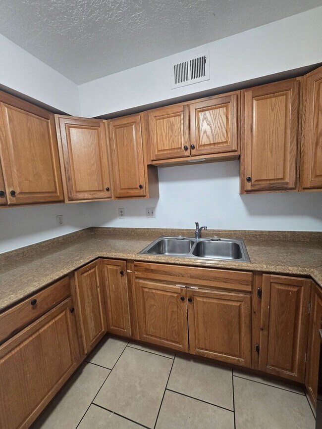 Building Photo - 2 bedroom unit near UNM