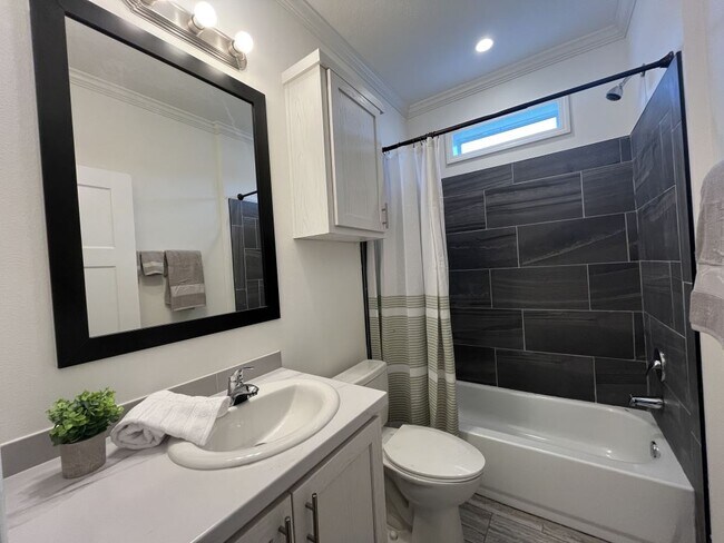 Building Photo - 557 Bimini Cay Cir