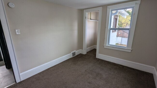 Building Photo - Charming 3-bedroom, 1-bathroom home located in the heart of Akron