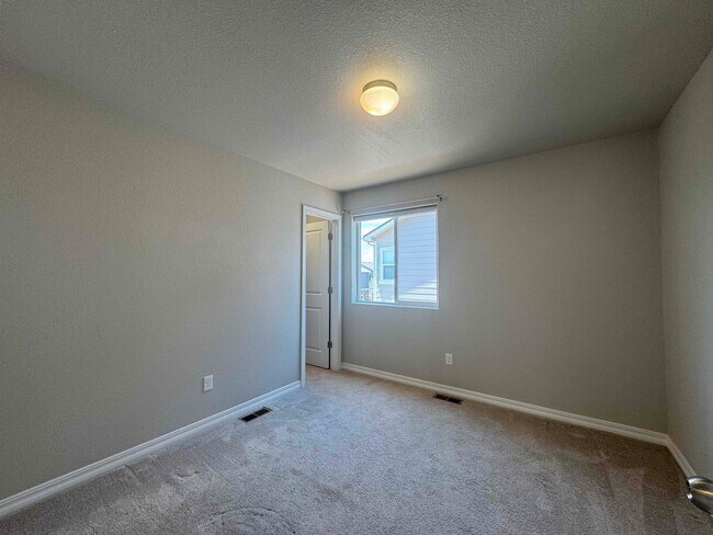 Building Photo - Newer 3 bedroom in Meadowbrook Crossing