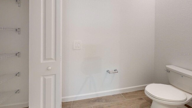 Building Photo - 7949 Lakes Edge Ln