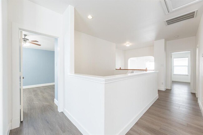 Building Photo - 25951 Ravenside Dr