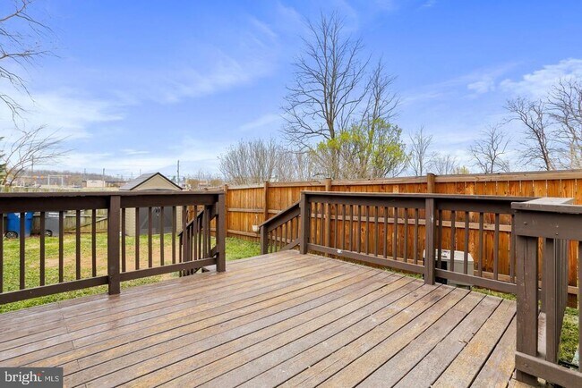 Building Photo - 302 Freeton Ct