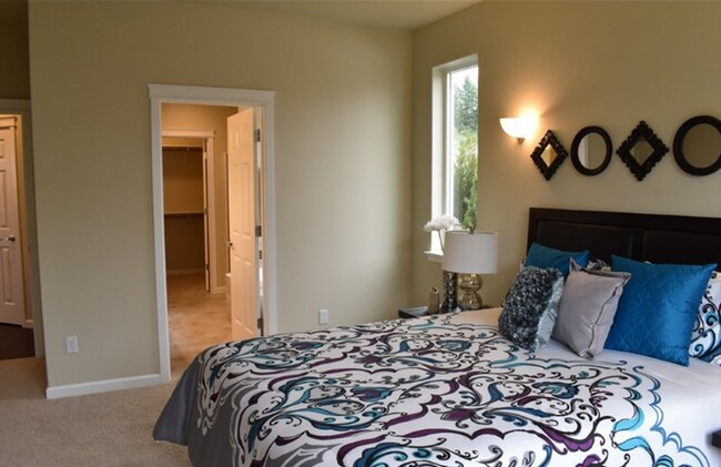 Building Photo - Main floor master suite! 4 bedroom luxury ...