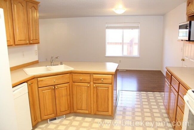 Building Photo - 3 Bed, 2 Bath Home with Large Covered Deck in North Image Neighborhood