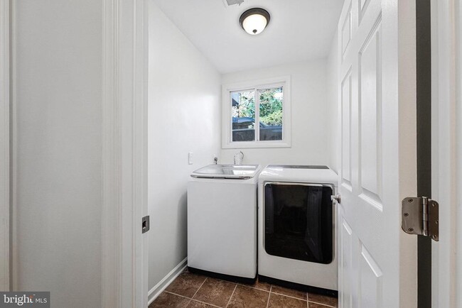 Building Photo - 8115 King Arthurs Ct