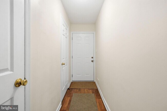 Building Photo - 204 Livingston Ct