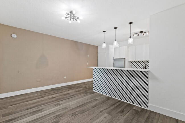 Building Photo - Resort-Style 1-Bedroom Apartment in Prime ...