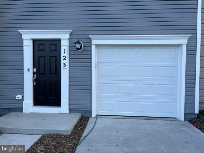 Building Photo - 123 Tye Ct