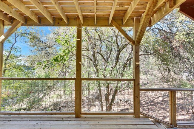 Building Photo - 908 N LBJ Dr