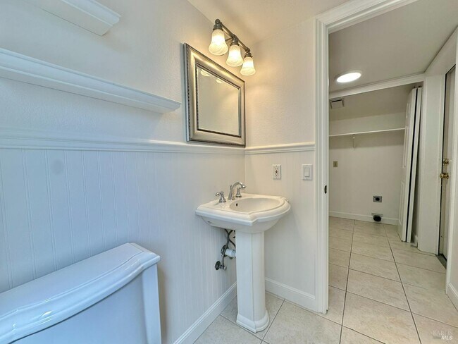 Building Photo - 768 Rose Dr