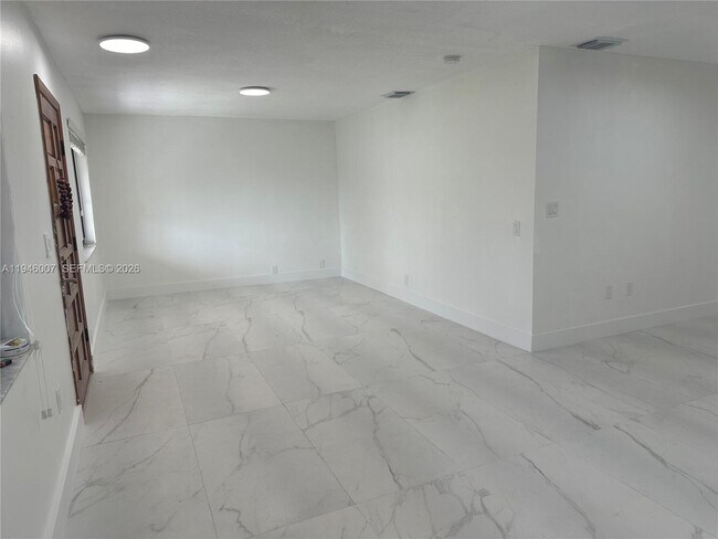 Building Photo - 326 E 34th St