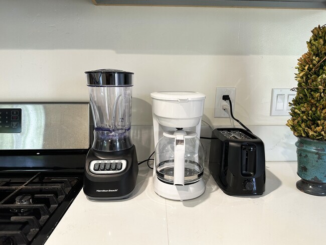 Stoves to ovens, microwaves to toasters, coffee machines to blenders – you name it, we've got it - 1738 Dahlia Ave