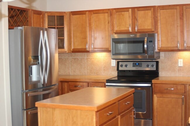 Building Photo - Meticulously maintained townhome on August...