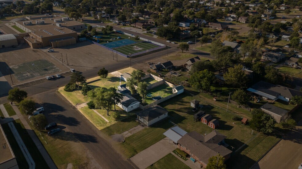 Building Photo - 1105 Main St