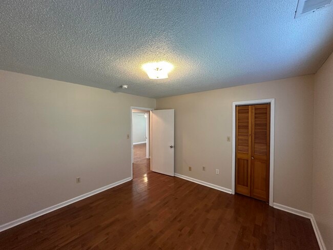 Building Photo - 400 Thomas Rd