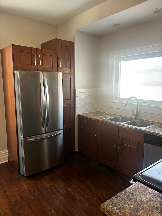 Building Photo - 1007 Lake Ave