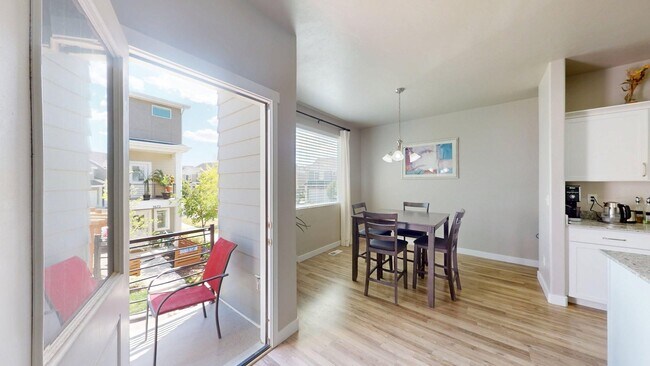 Building Photo - Spacious Townhome - 4 Bedrooms/3 Baths in South Jordan
