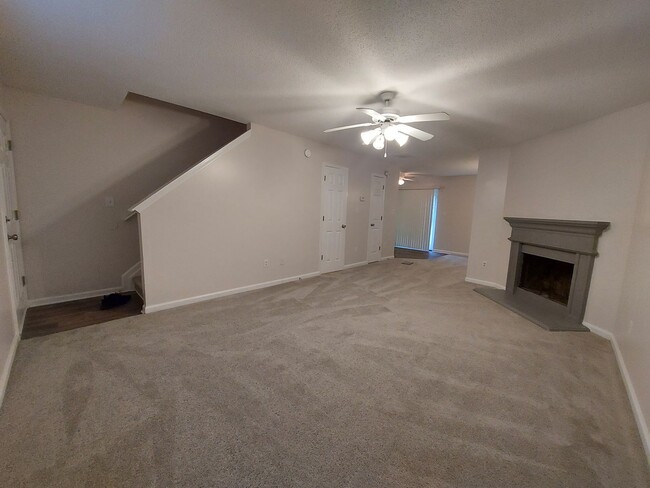 Building Photo - Spacious Home in Quiet Neighborhood