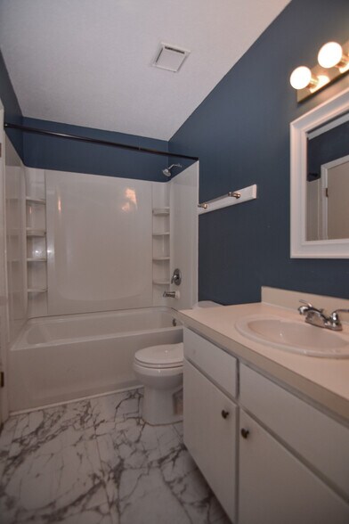 Building Photo - 105 Sandlewood Dr