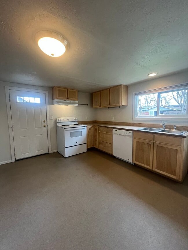 Building Photo - Remodeled 2-Bedroom Bungalow!