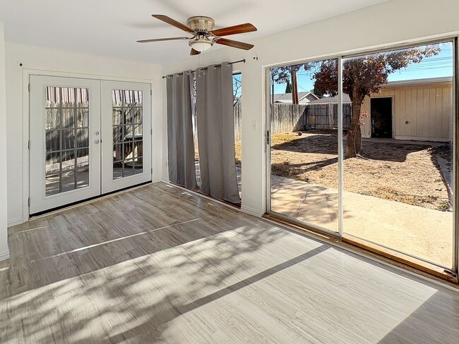 Building Photo - 413 W Kiowa Ave