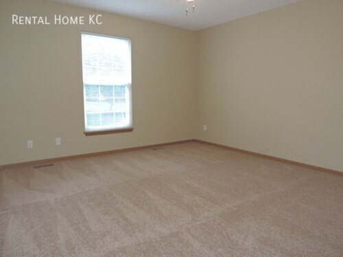 Building Photo - 2-bedroom Townhouse with Double Garage #11228