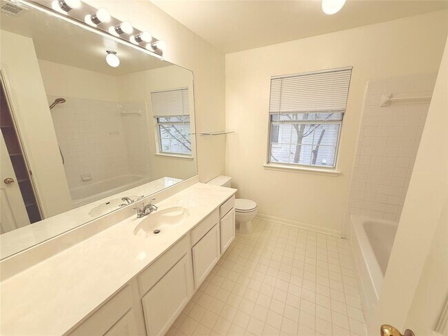 Building Photo - 2438 Falcon Dr