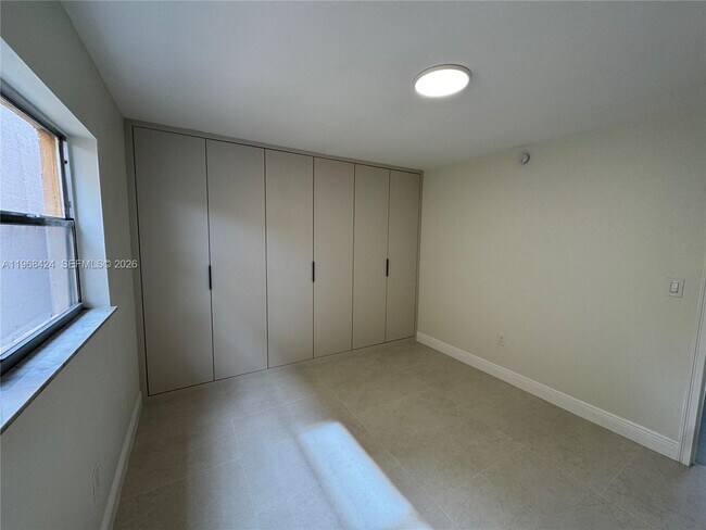 Building Photo - 1900 W 54th St