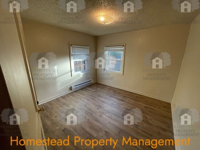 Building Photo - CHECK OUT THIS HUGE YARD!