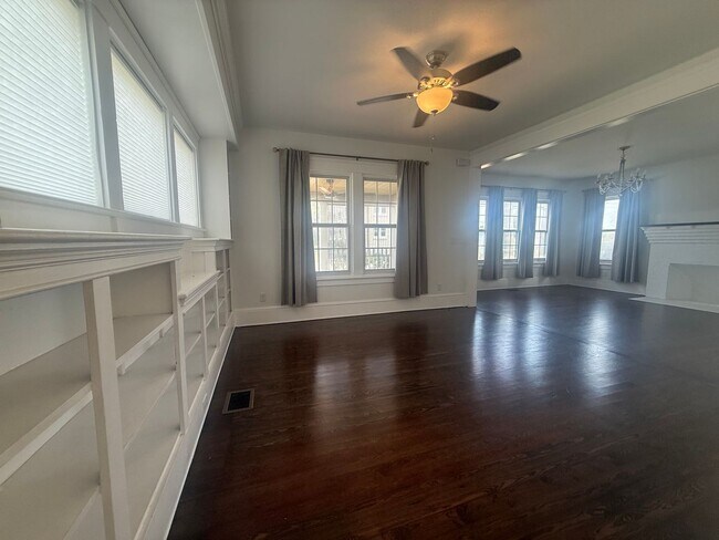 Building Photo - Beautifully updated 3 bedroom 3 bathroom home