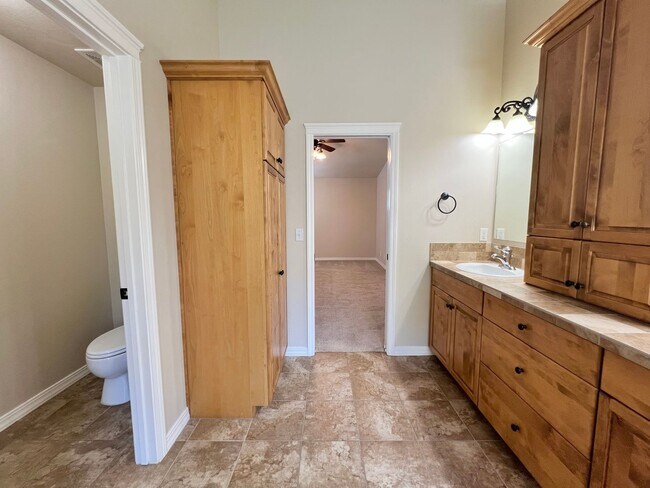 Building Photo - 5 Bed 3 Bath Bridge Tower Beauty