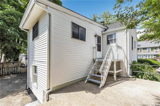 Building Photo - 11 Hallmark Pl