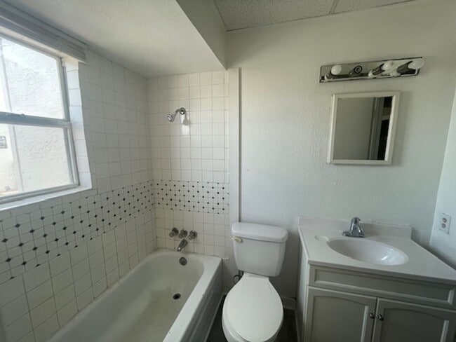 Building Photo - North Bay / central Portland area-Affordable rental-$99 move-in special