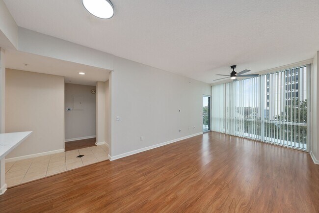 Building Photo - Downtown Orlando One Bedroom with Lake Eola View * * Modernized Waverly Condo