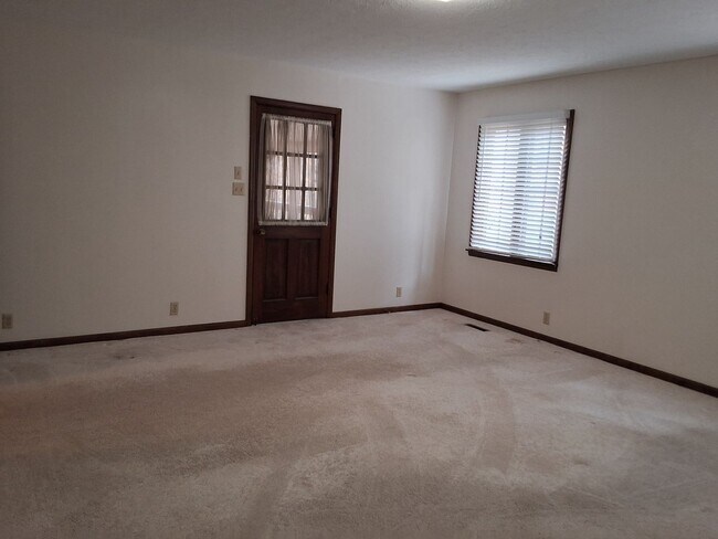 Building Photo - Oak Ridge 37830 - 4 bedroom 2.5 bath - call Sharon Arnwine 865-313-7215