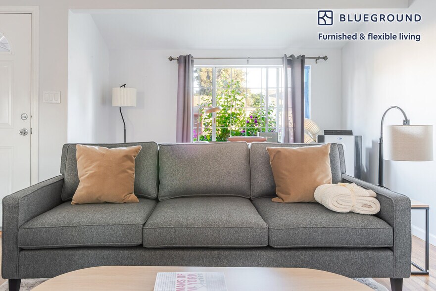 Building Photo - 253 Center St