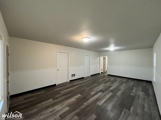 Building Photo - Updated Bungalow with 4 Bedrooms and 2 Full Bathrooms