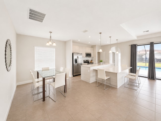 Building Photo - Expansive 6-Bed, 6.5-Bath on Angela's Avenue – Your Perfect Haines City Haven!