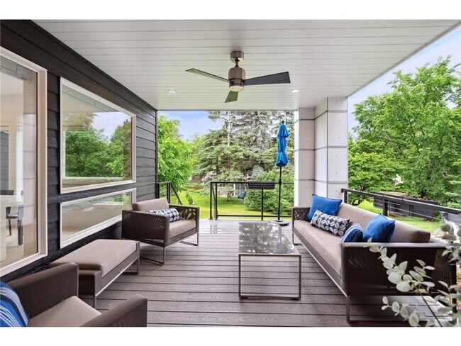 Building Photo - 209 Westwood Dr N