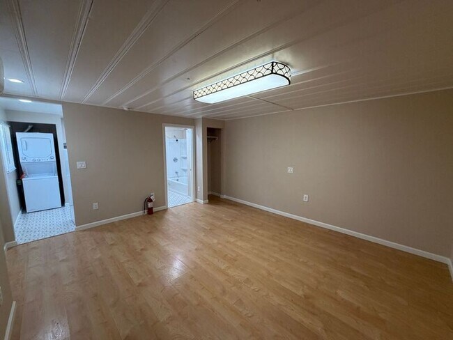 Building Photo - 338 S Melrose Dr