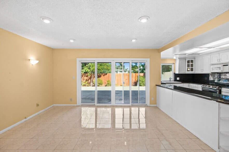 Building Photo - 18123 Delano St