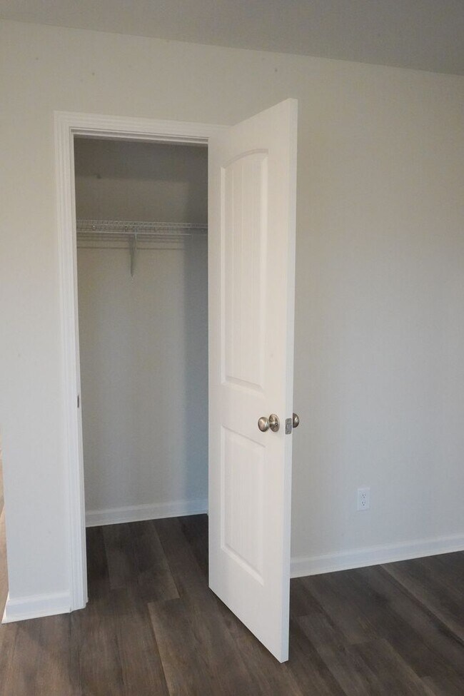 Building Photo - AVAILABLE NOW!