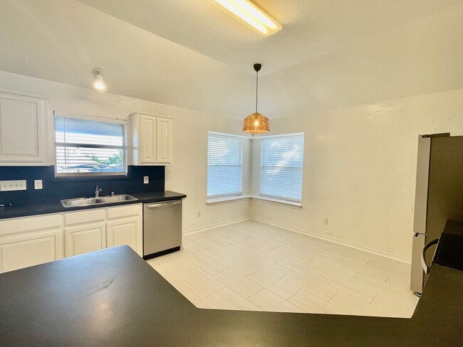 Building Photo - Recently updated home minutes from Grandscape