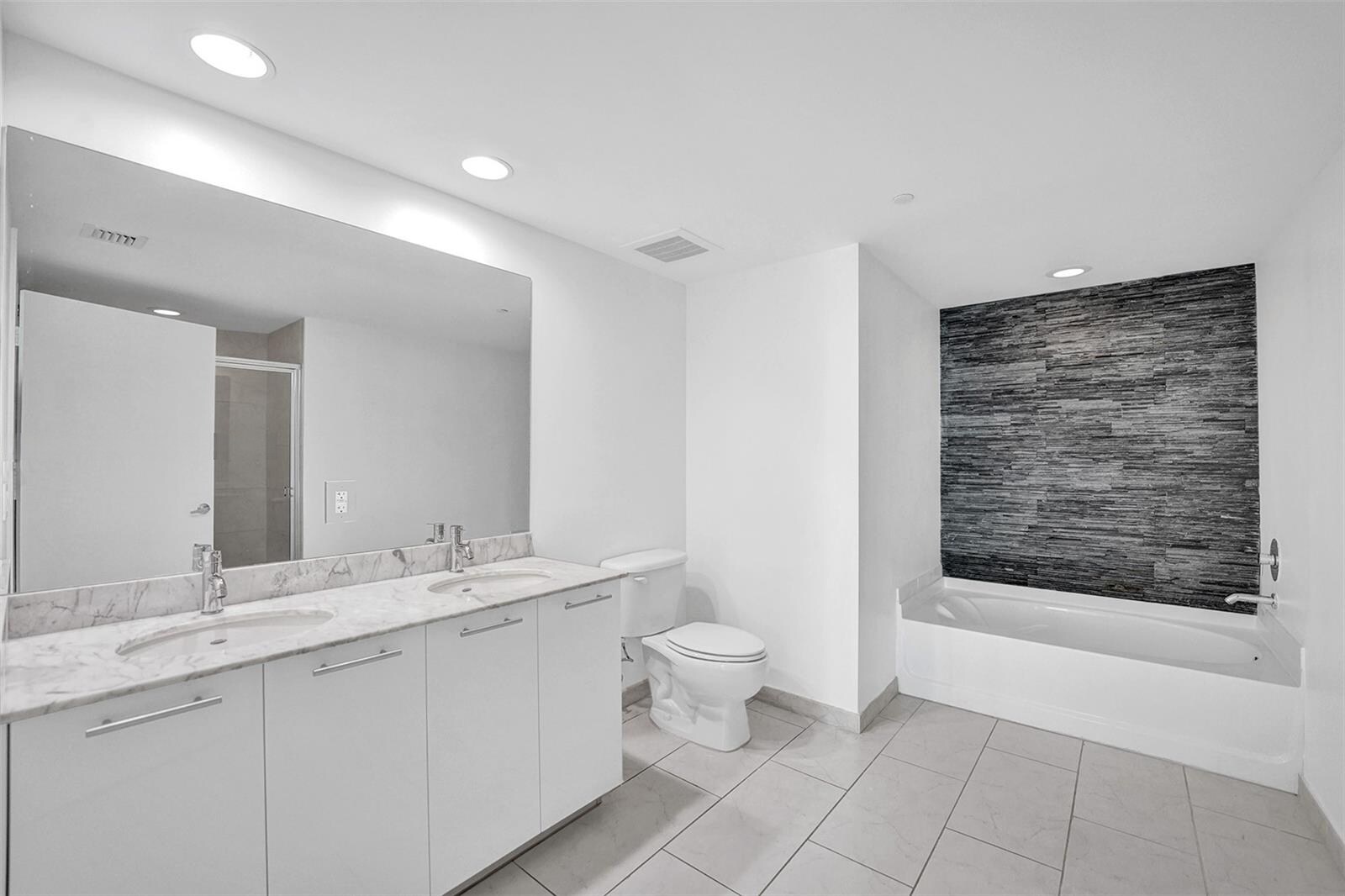 Building Photo - 950 Brickell Bay Dr