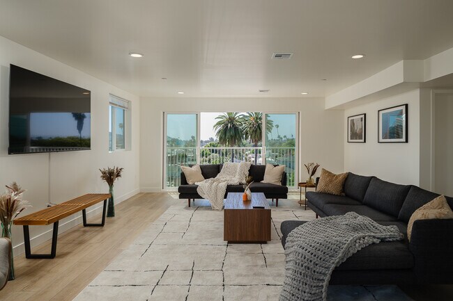 Building Photo - 3045 W Boulevard3H-3H