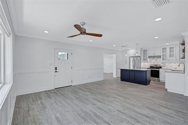 Building Photo - 4321 Sunrise Dr S